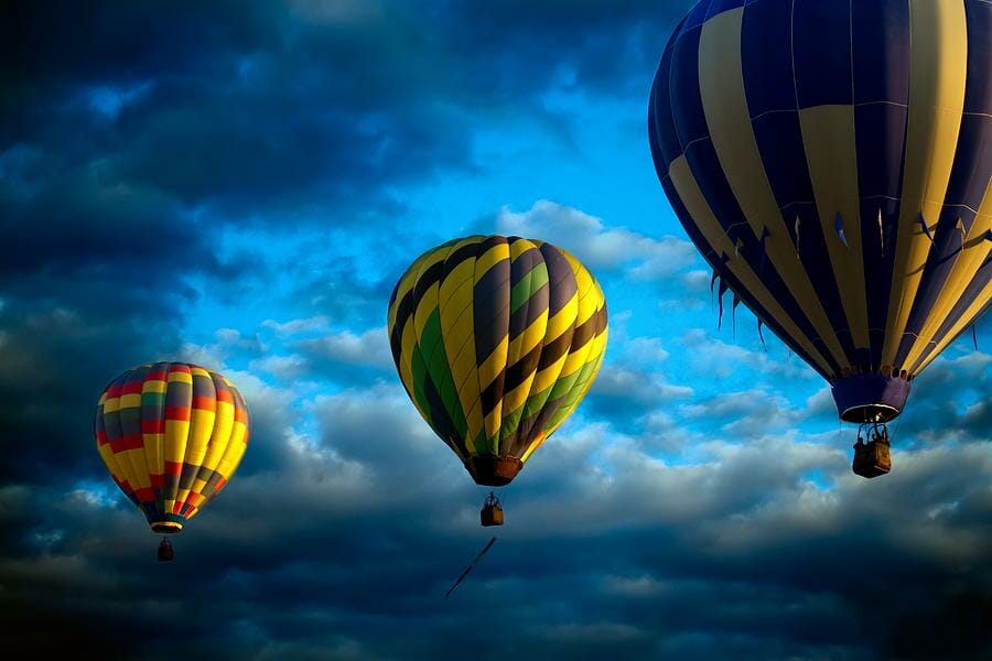 Balonul cu aer cald – povestea zburatorului multicolor